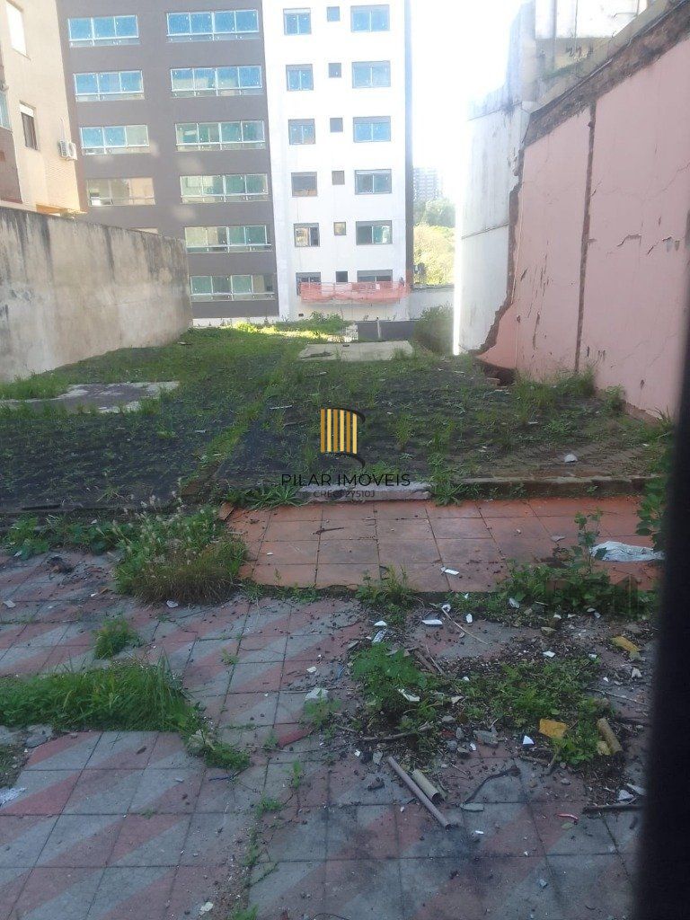 Terreno com 330 metros quadrados sendo 10 de frente e 33 da frente aos fundos.