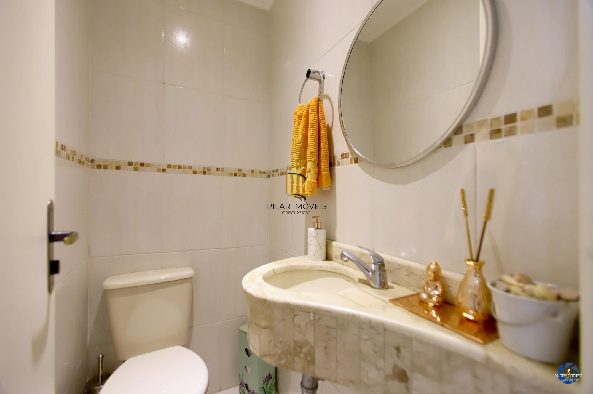 Vende cobertura: Piso inferior:  02 dormitórios, 02 banheiros, living 2 ambientes, cozinha americana.
