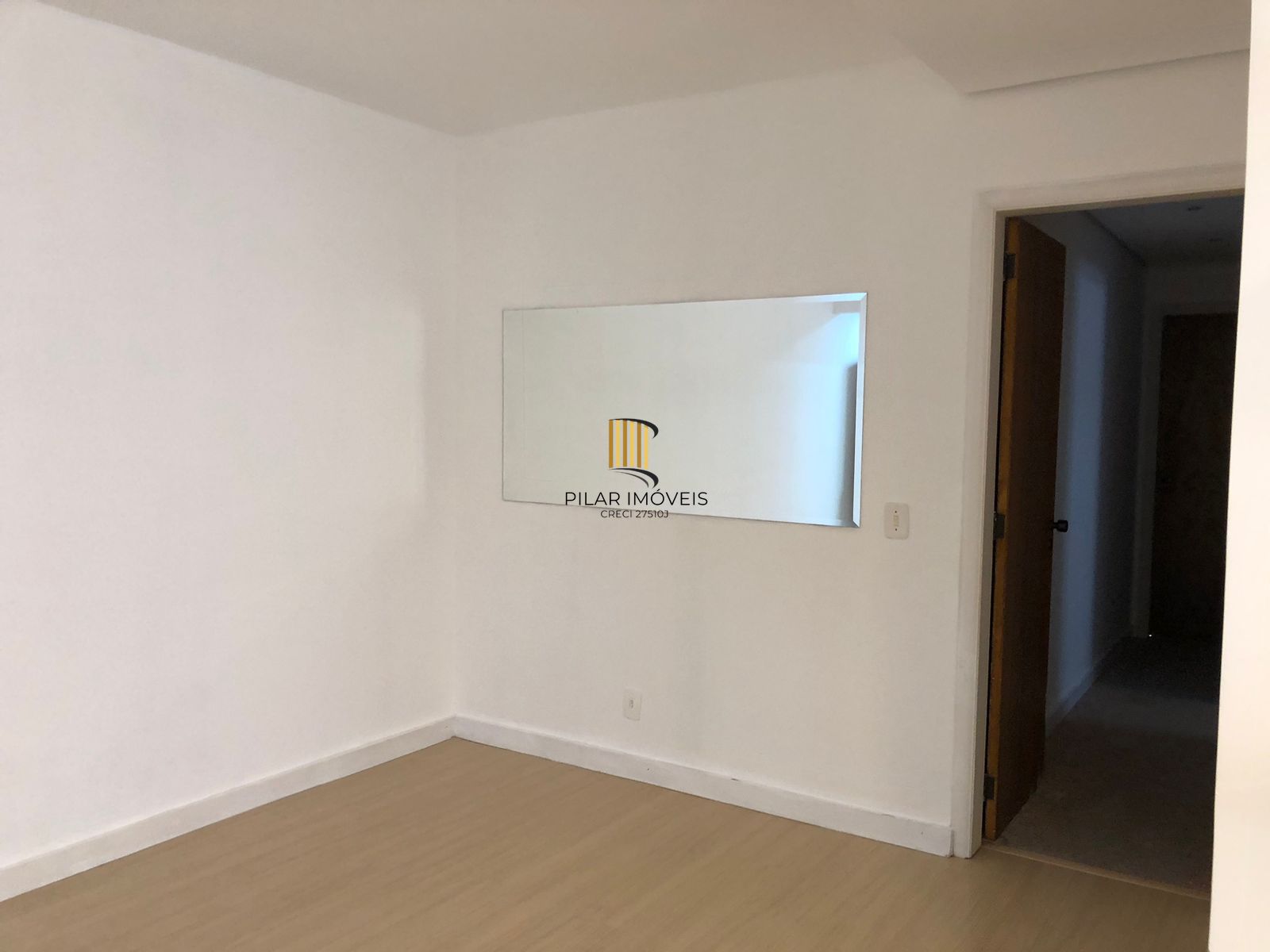 Vende ou aluga  no bairro Menino Deus, com garagem, apartamento de 03 dormitórios, suíte, living 02 ambientes, com sacada e churrasqueira - Pilar Imóveis