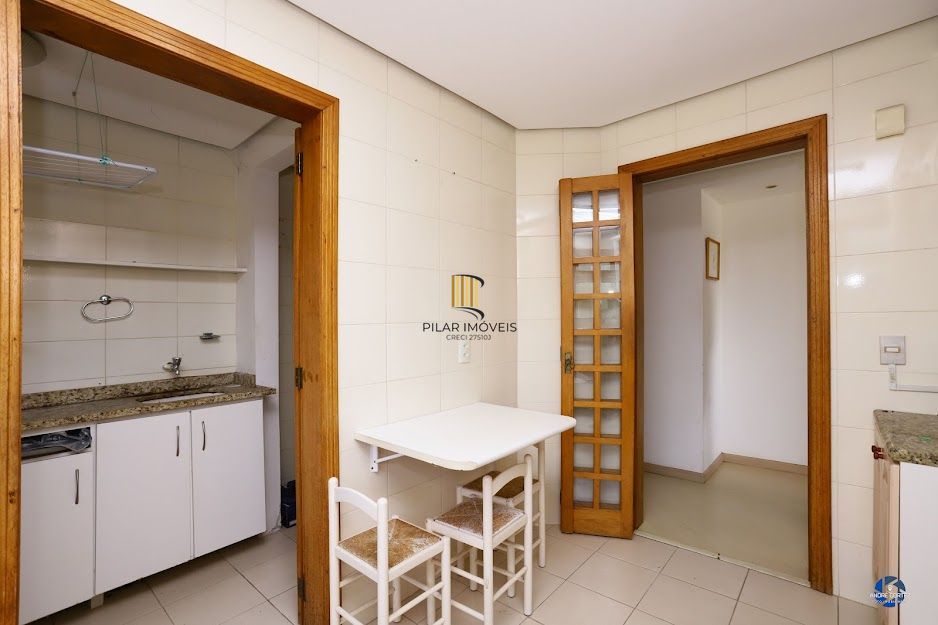 Apartamento semi mobiliado com churrasqueira e 02 garagens no Menino Deus em Porto Alegre