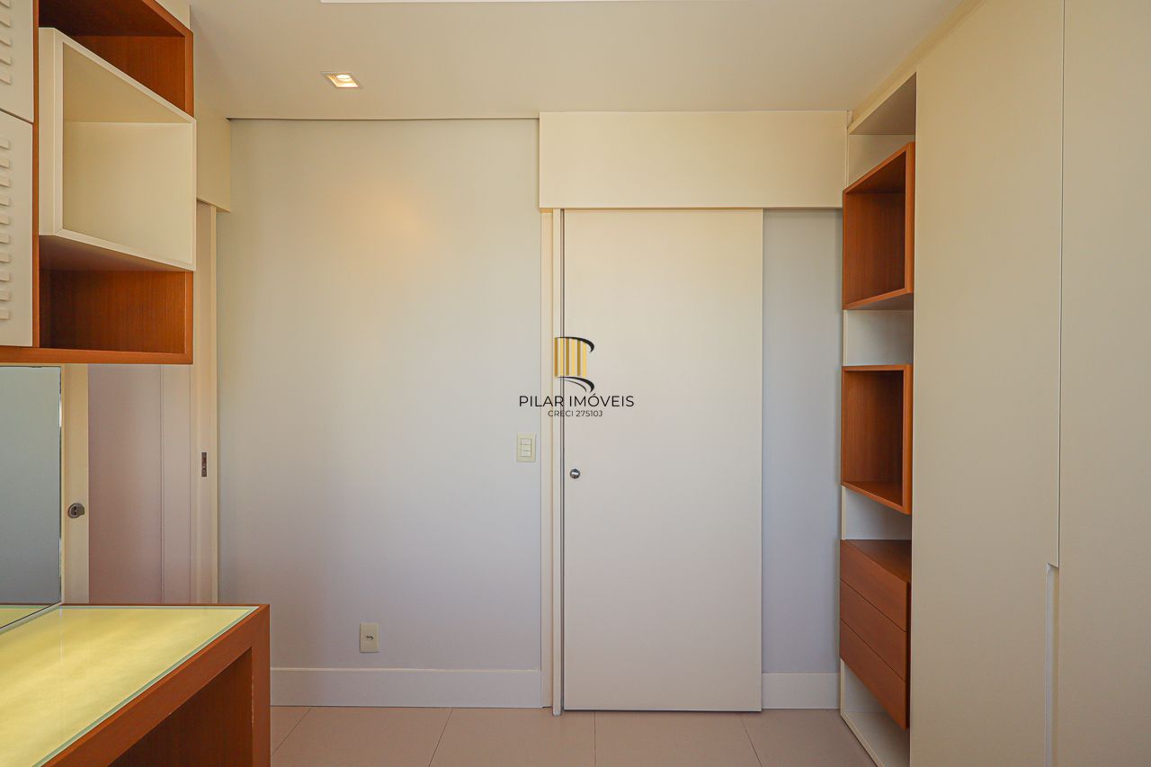 Apartamento de 3 quartos, 3 suítes, com 02 garagens individuais no Bairro Petrópolis, próximo a Encol.