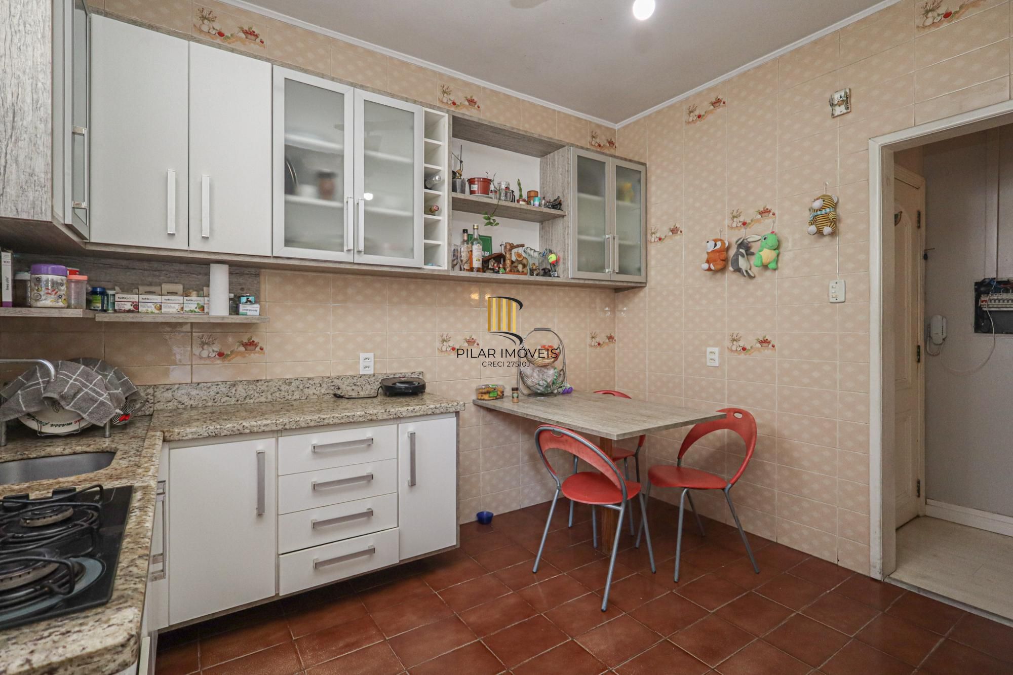 Com 2 quartos, 1 banheiro, opção do 2.º banheiro, e escritório,