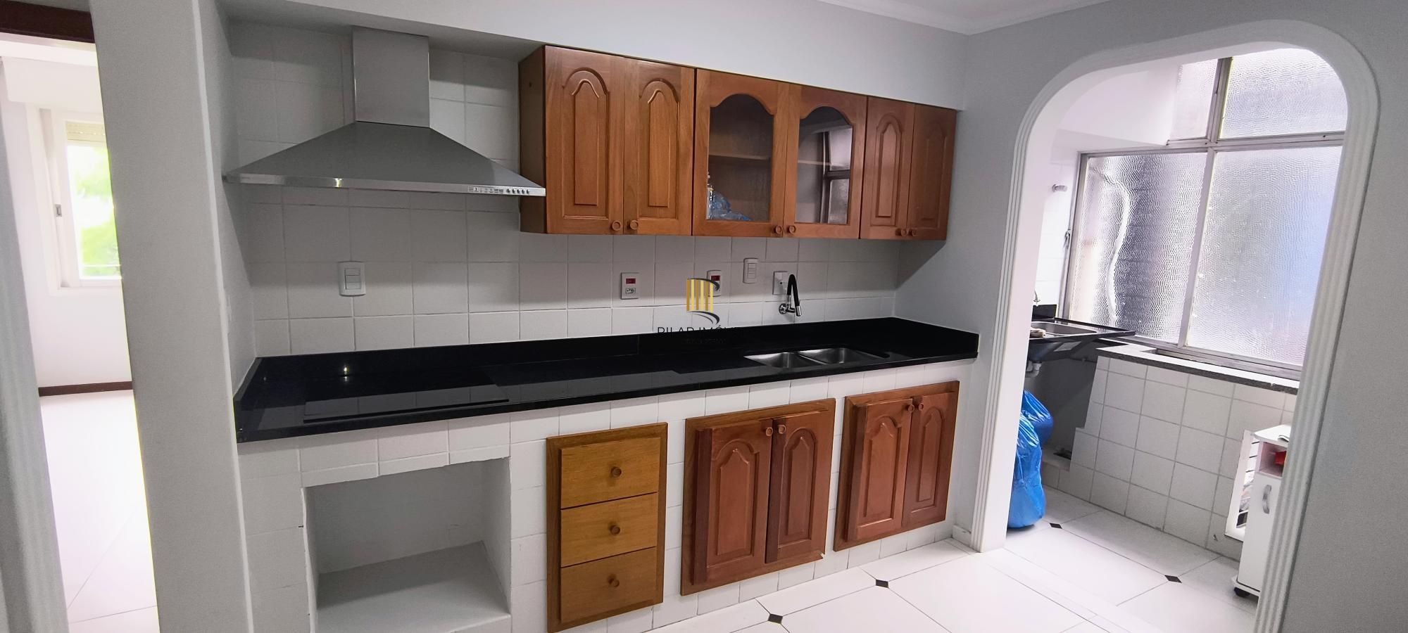 Com área privativa de 120,73 m2, sala com 03 ambientes