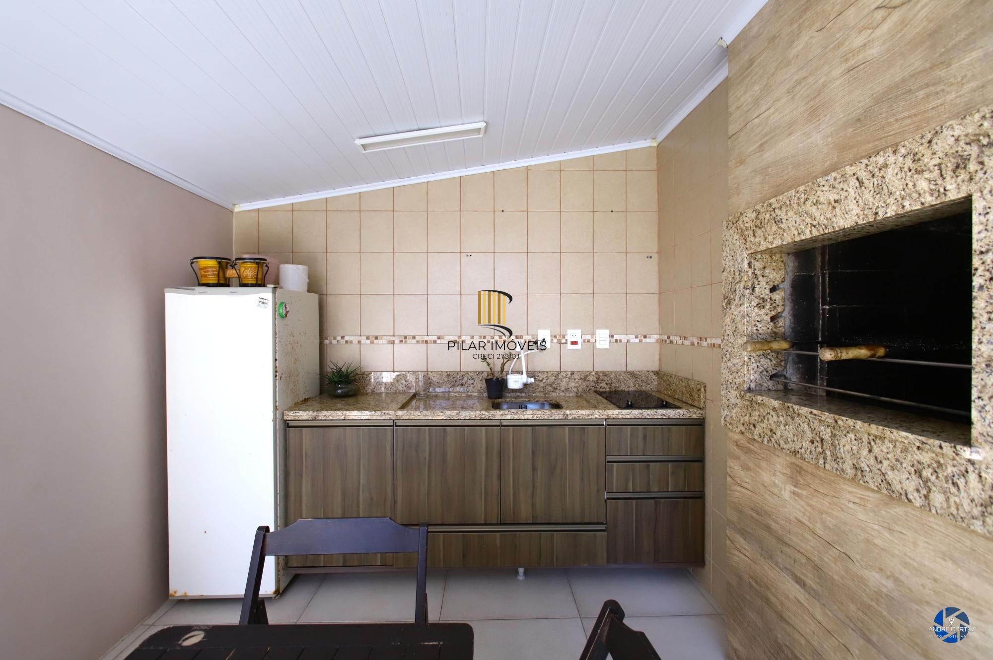 Vende cobertura: Piso inferior:  02 dormitórios, 02 banheiros, living 2 ambientes, cozinha americana.
