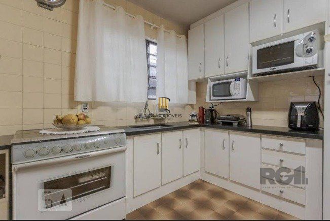 Casa com 04 dormitórios no Bairro Chacara das Pedras Porto Alegre