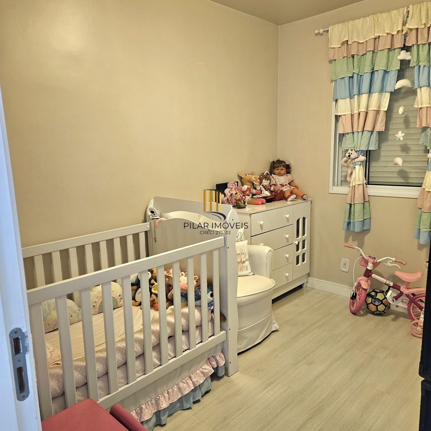 apartamento de 02 dormitórios com sacada e garagem