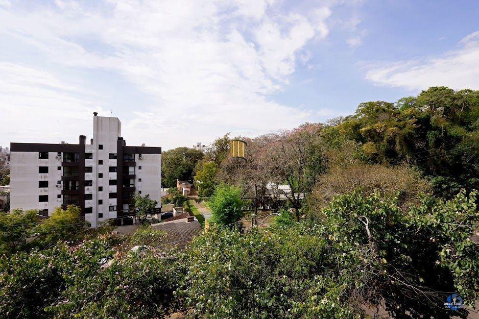 Apartamento semi mobiliado com churrasqueira e 02 garagens no Menino Deus em Porto Alegre