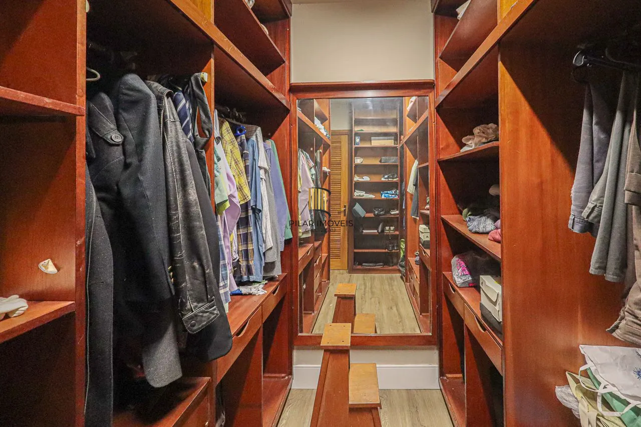 Apartamento cobertura de 03 dormitórios com opção de 05, 03 garagens. Bairro Higienópolis