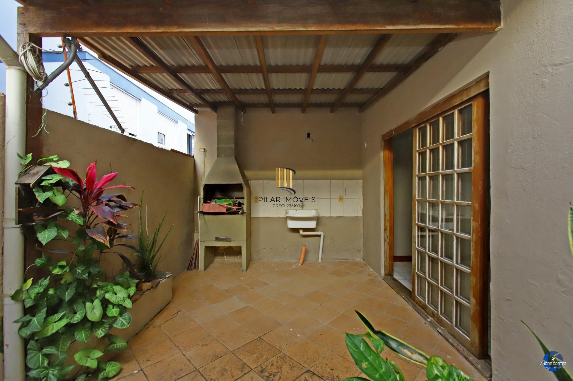 Apartamento térreo , tipo casa, área externa com churrasqueira , 02 dormitórios.