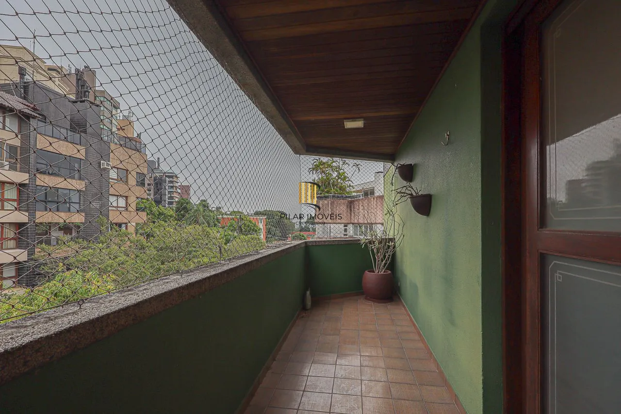 Apartamento cobertura de 03 dormitórios com opção de 05, 03 garagens. Bairro Higienópolis