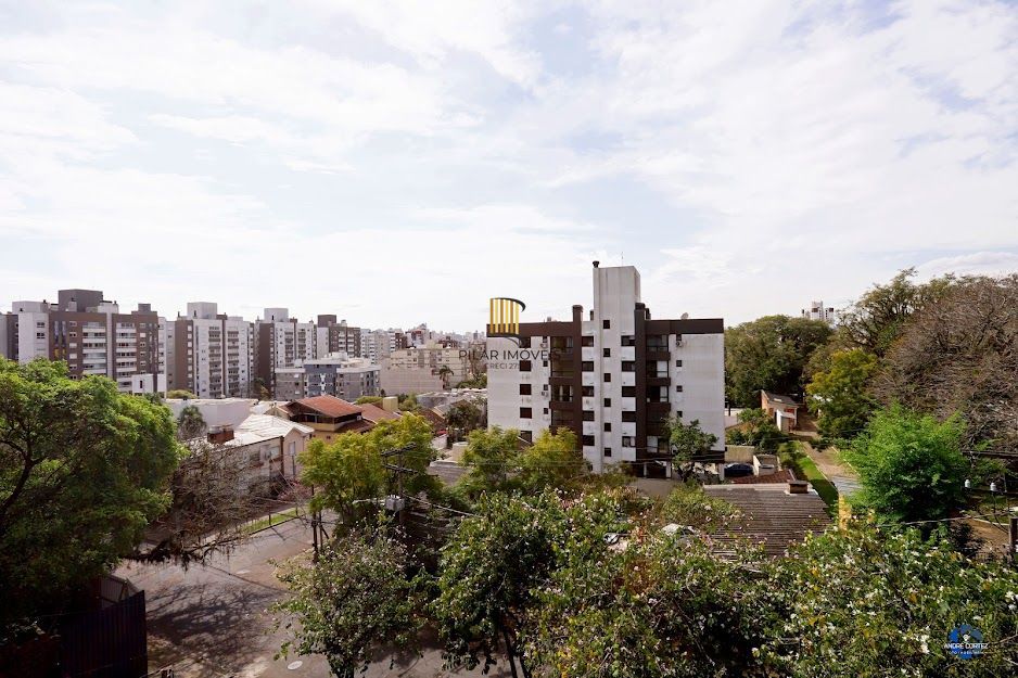 Apartamento semi mobiliado com churrasqueira e 02 garagens no Menino Deus em Porto Alegre