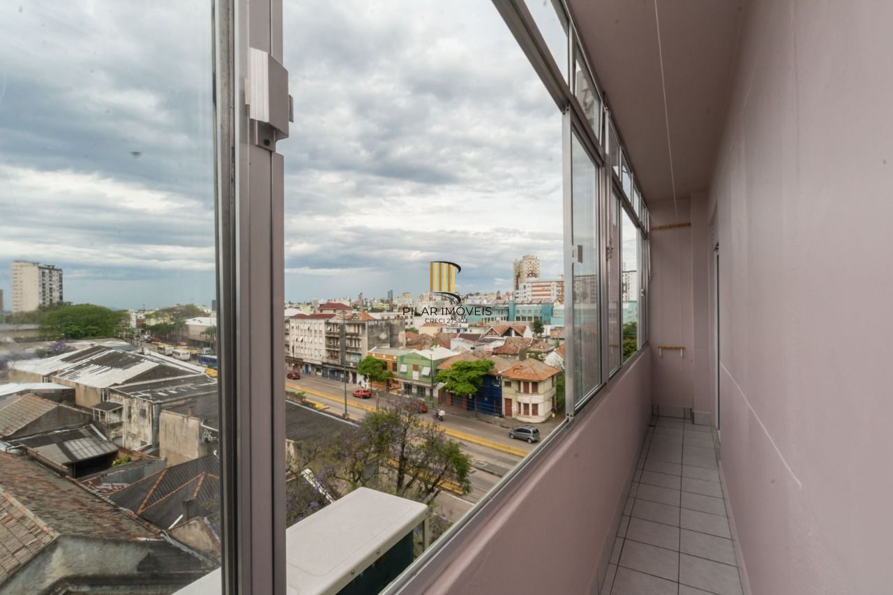Apartamento semimobiliado com 2 quartos e 2 banheiros no Bairro Floresta