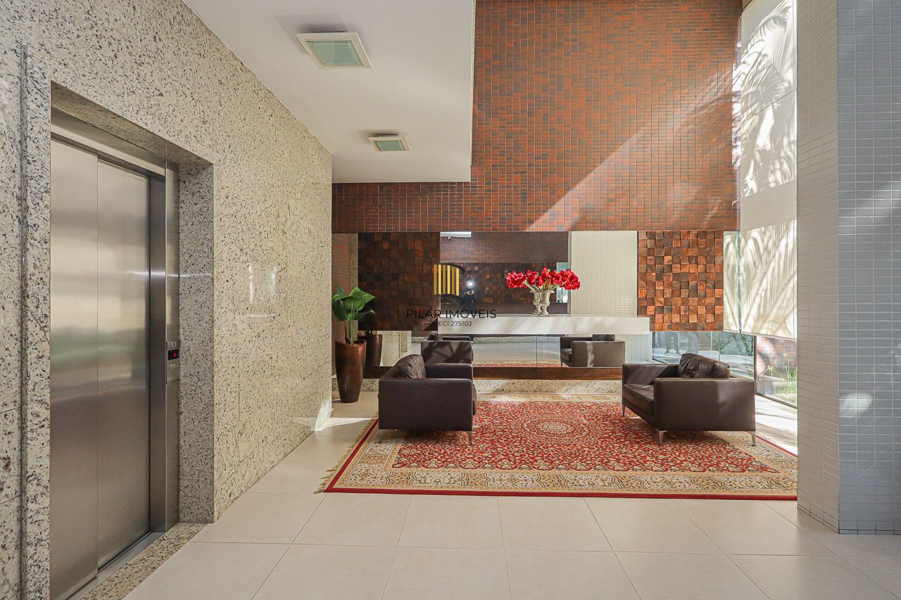 Apartamento de 3 quartos, 3 suítes, com 02 garagens individuais no Bairro Petrópolis, próximo a Encol.