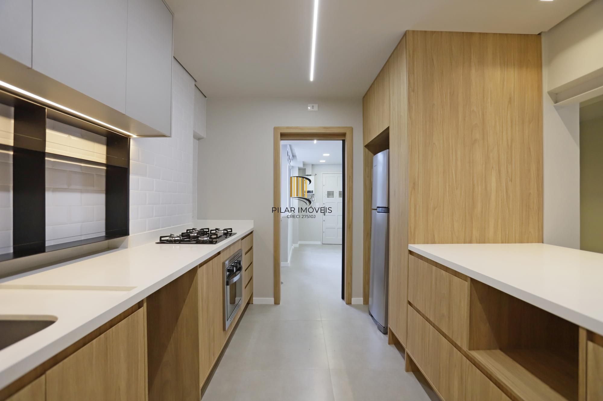 Apartamento 03 dormitórios revitalizado no Moinhos de Vento em Porto Alegre.