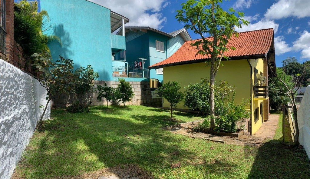 Casa sobrado com 03 dormitórios e garagem para 3 carros na cidade de Nova Petrópolis