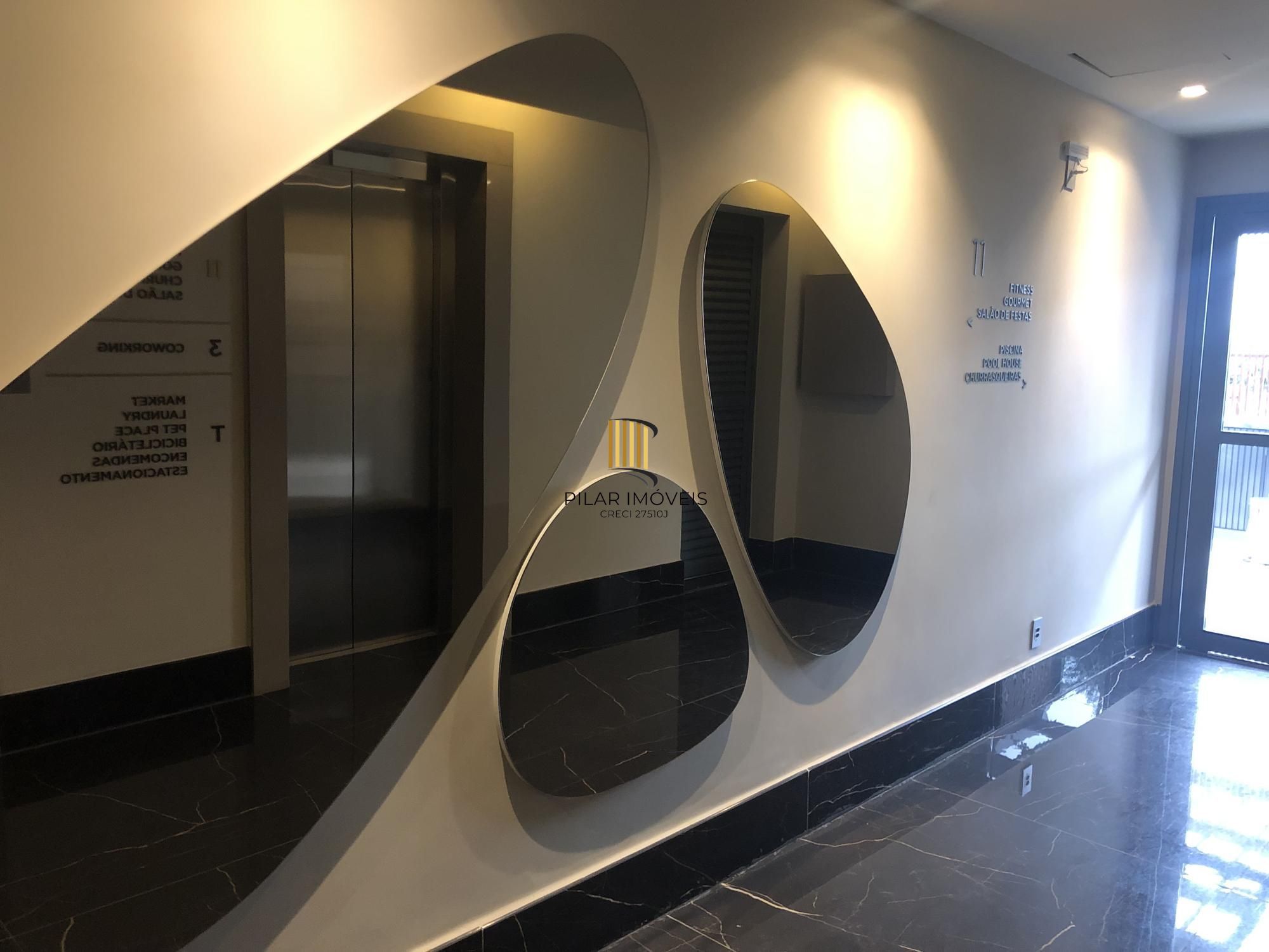 Apartamento desocupado e totalmente mobiliado com uma garagem