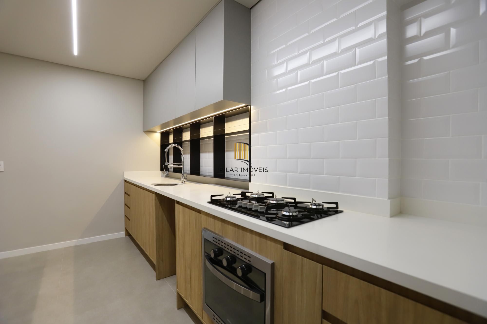 Apartamento 03 dormitórios revitalizado no Moinhos de Vento em Porto Alegre.