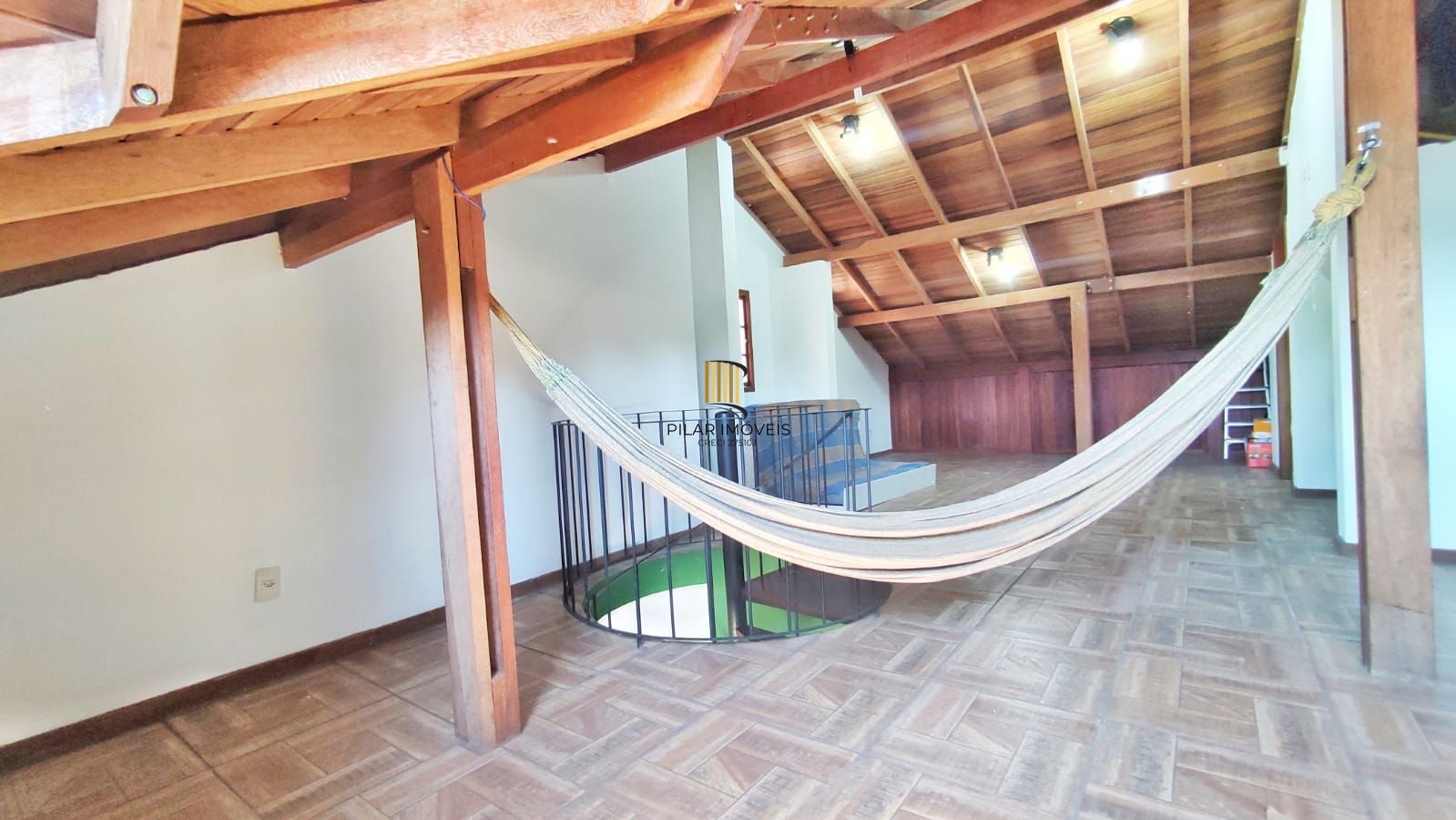 3 Dormitórios, sendo 1 Suíte Master •	Living com Dois Ambientes – no Bairro Alto Petrópolis – Amplo Terreno.