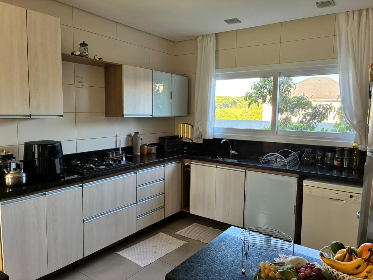 casa 4 dormitórios. 1 suite e demais peças