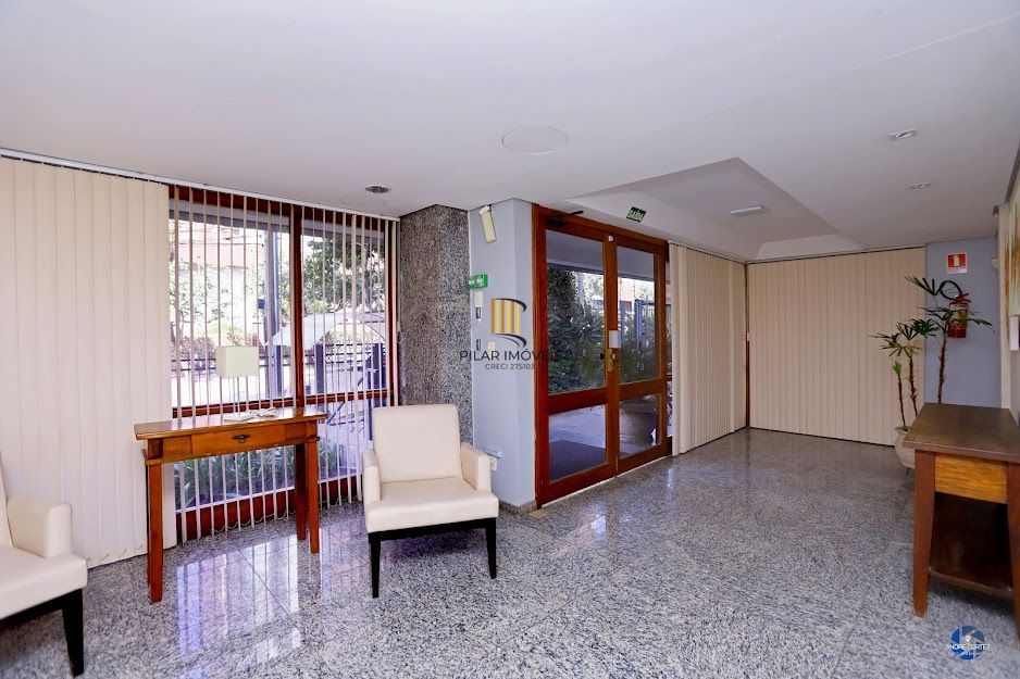 Apartamento semi mobiliado com churrasqueira e 02 garagens no Menino Deus em Porto Alegre