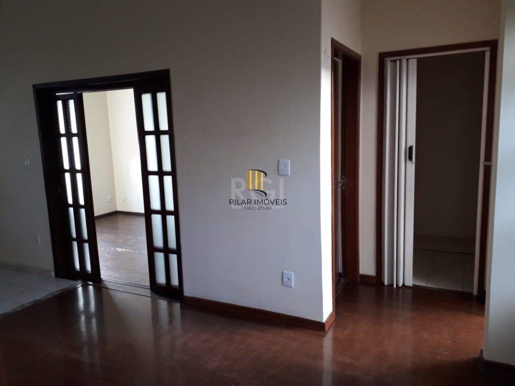 Casa para Venda - 385m², 5 dormitórios, sendo 1 suites, 4 vagas - Petrópolis