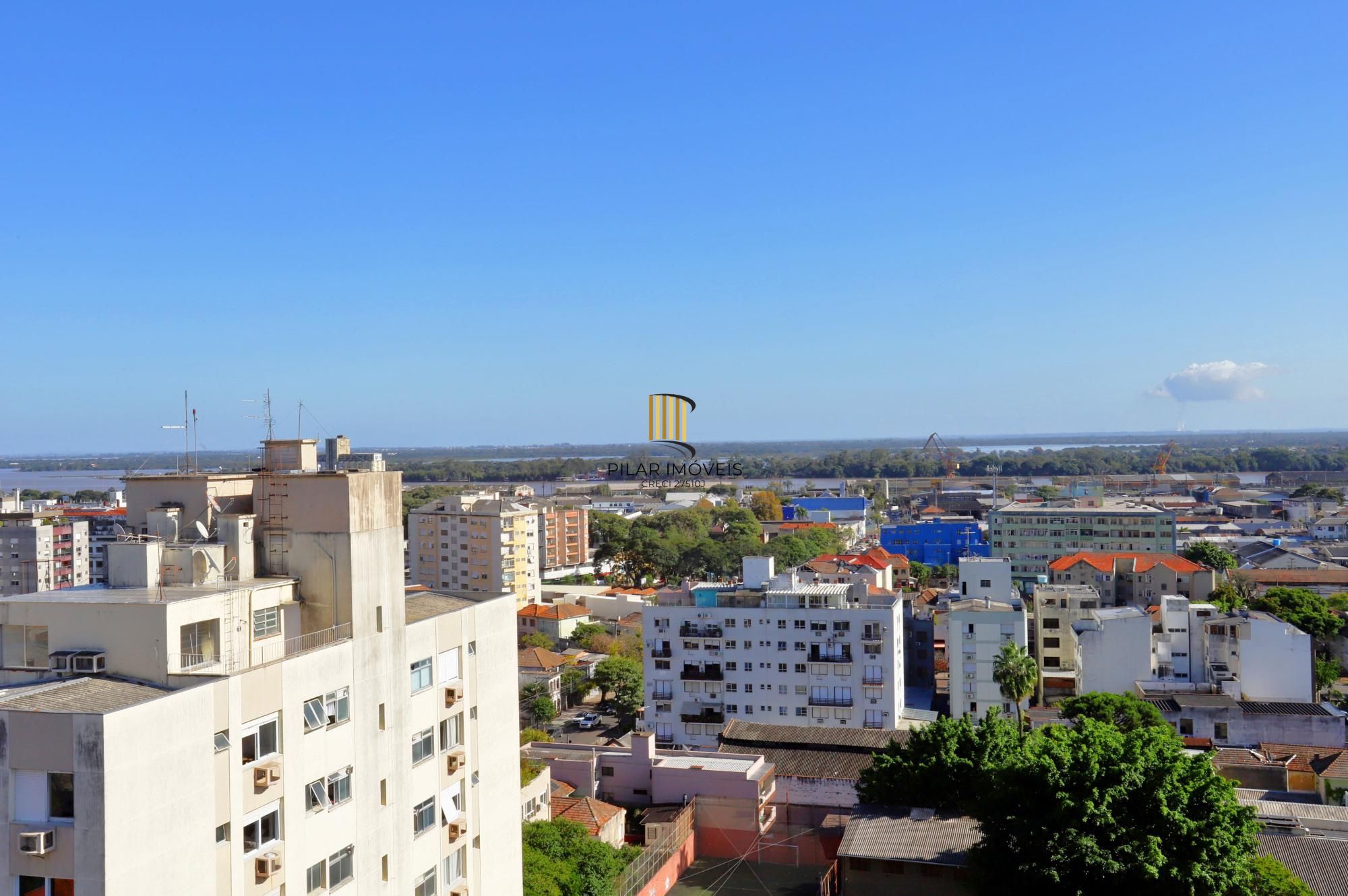 Apartamento super iluminado e arejado,  com hall de entrada , living amplo com 02 ambientes , 02 dormitórios, sendo uma suíte , banheiro  social com ventilação externa e cozinha mobiliada