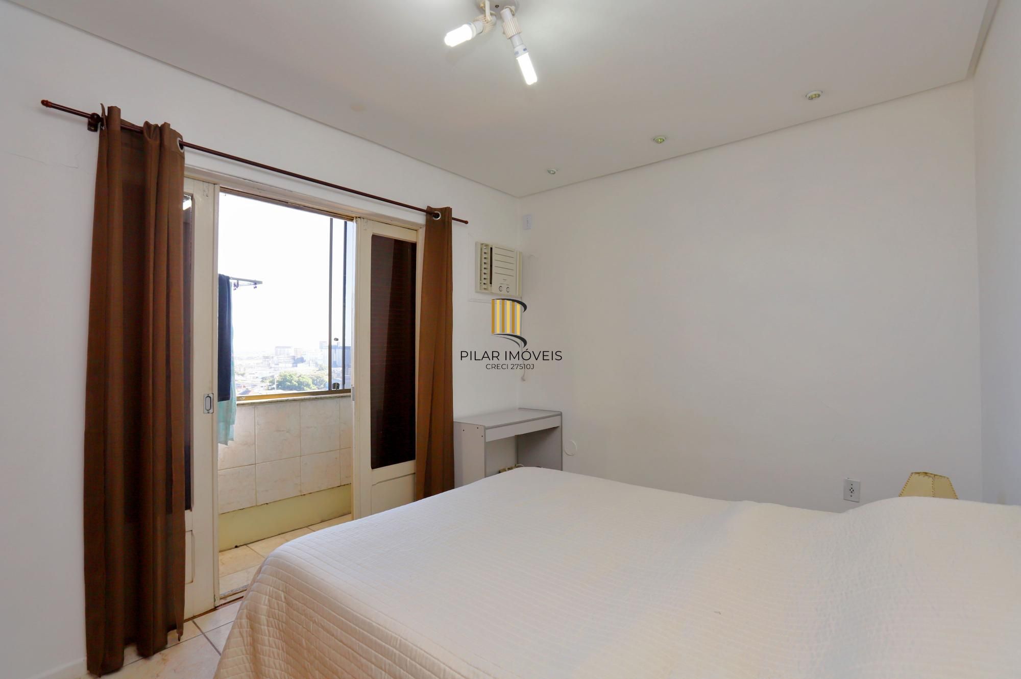Apartamento super iluminado e arejado,  com hall de entrada , living amplo com 02 ambientes , 02 dormitórios, sendo uma suíte , banheiro  social com ventilação externa e cozinha mobiliada