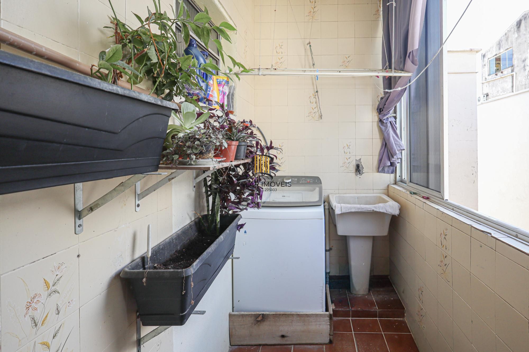 Com 2 quartos, 1 banheiro, opção do 2.º banheiro, e escritório,