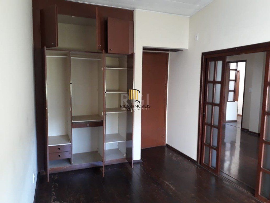 Casa para Venda - 385m², 5 dormitórios, sendo 1 suites, 4 vagas - Petrópolis