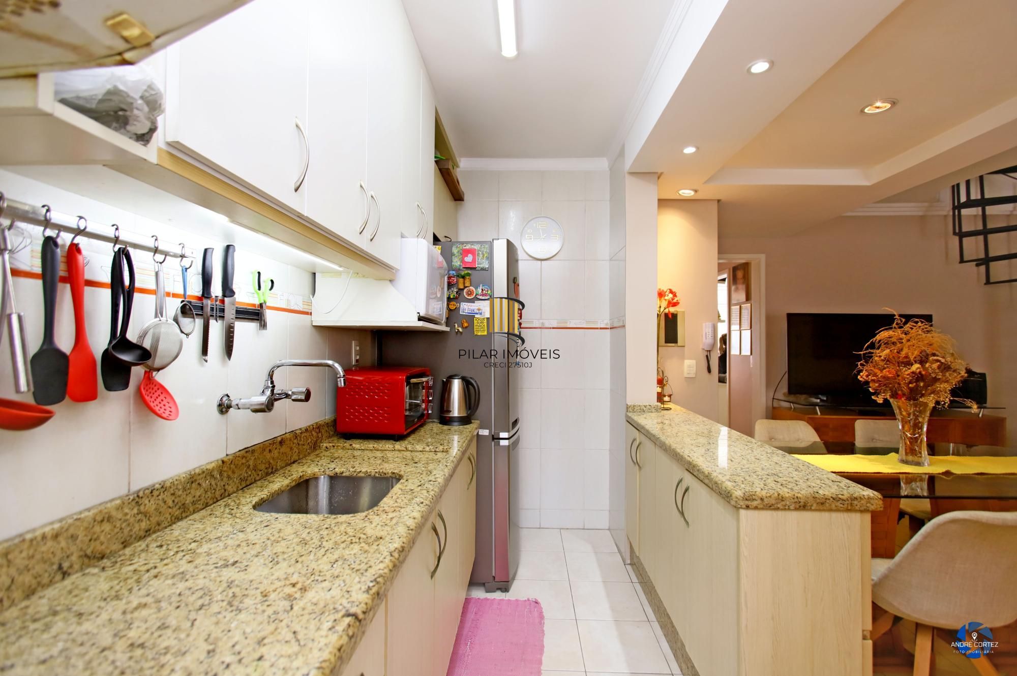 Vende cobertura: Piso inferior:  02 dormitórios, 02 banheiros, living 2 ambientes, cozinha americana.