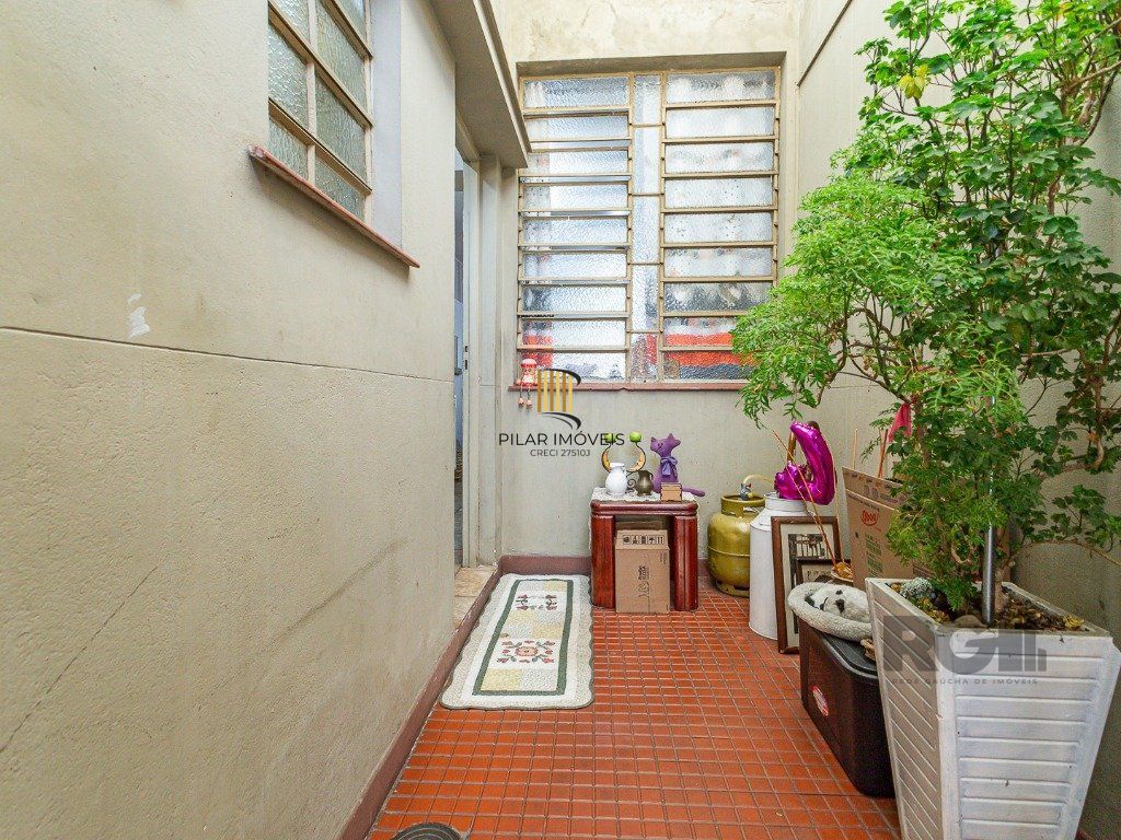 casa  com 3 quartos, 2 banheiros e vaga de garagem,