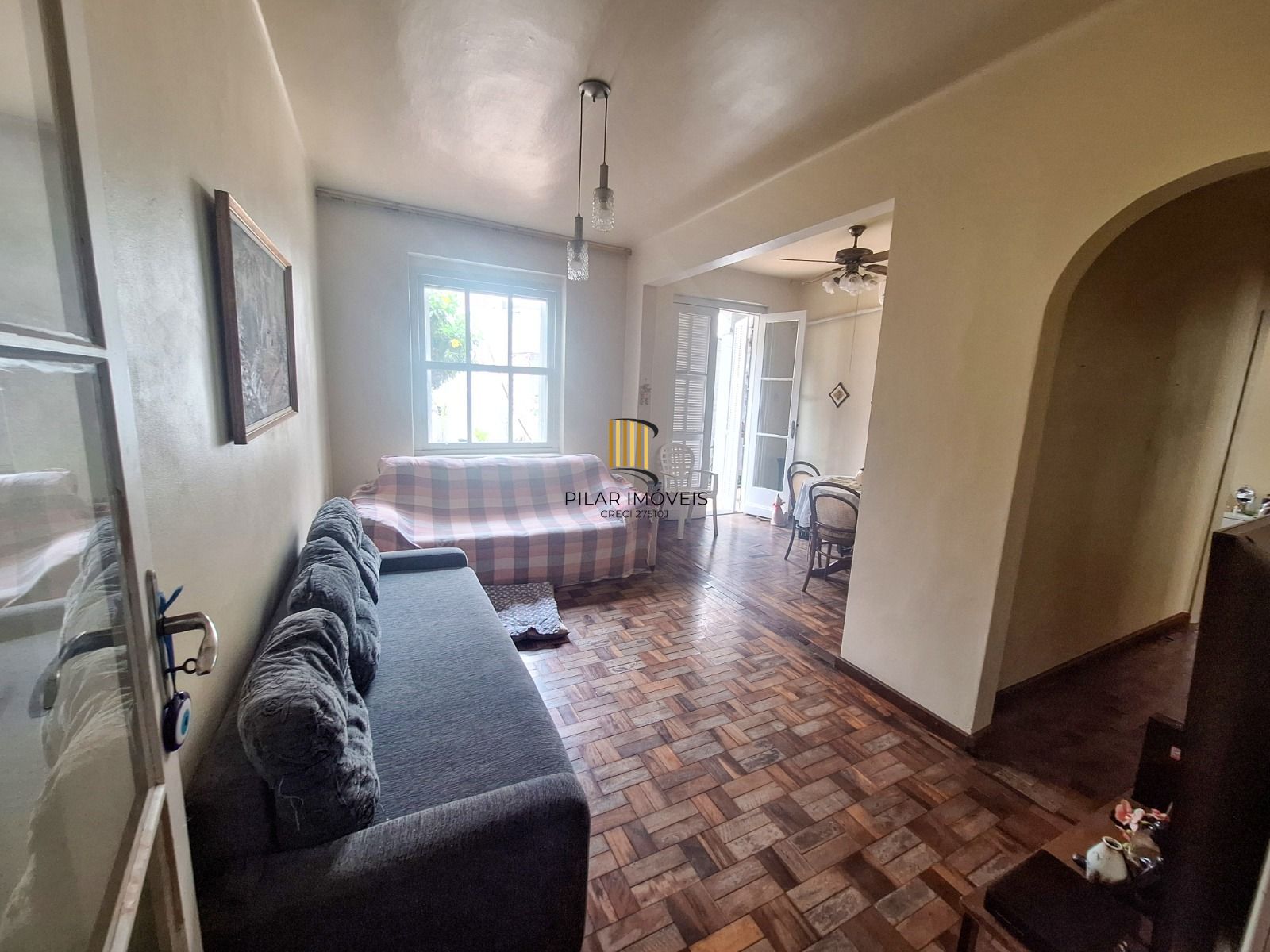 Apartamento térreo com 2 dormitórios e amplo pátio no bairro Floresta