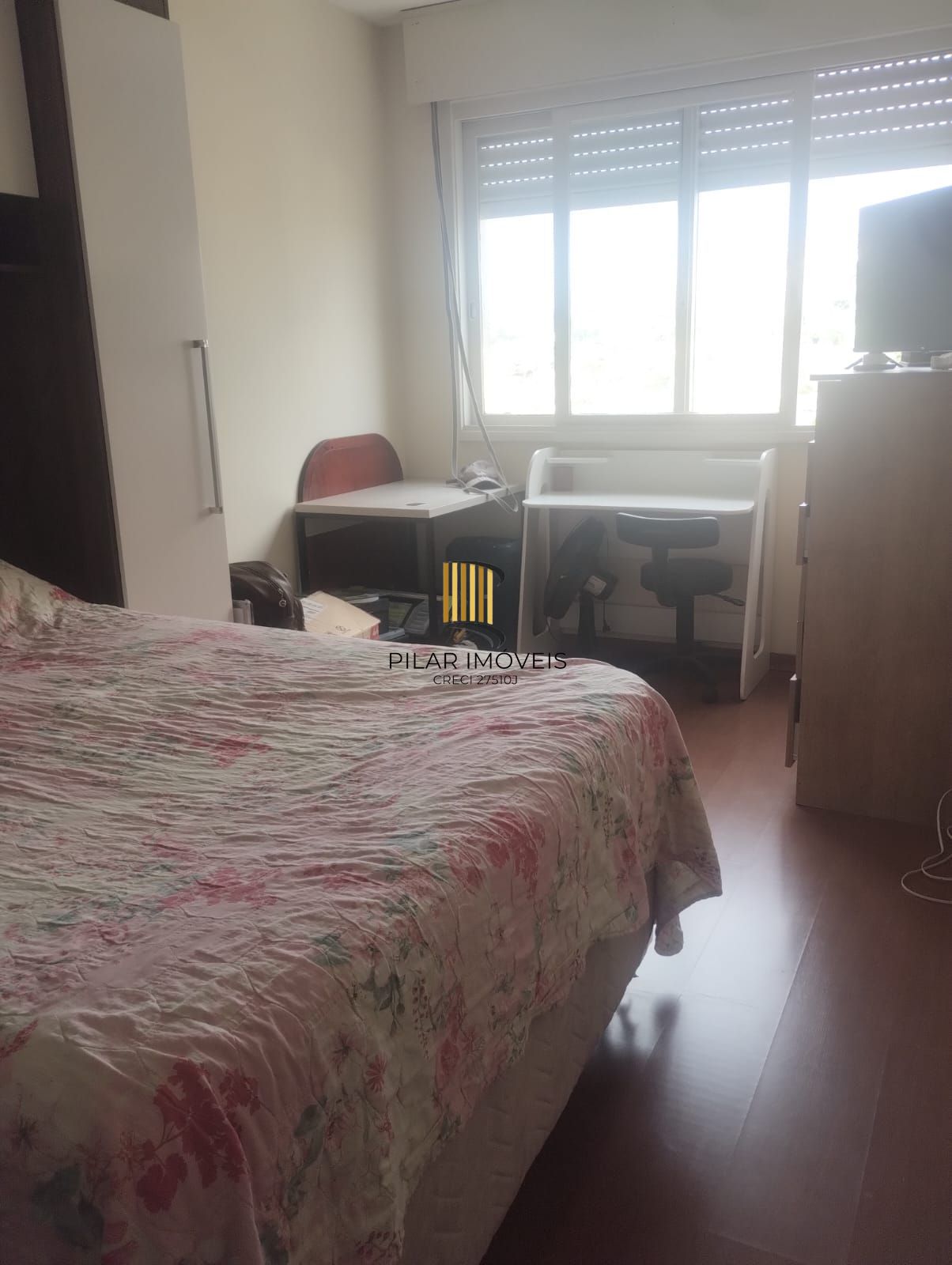 Apartamento 02 dormitótios na Av. Cavalhada com elevador e salão de festas.