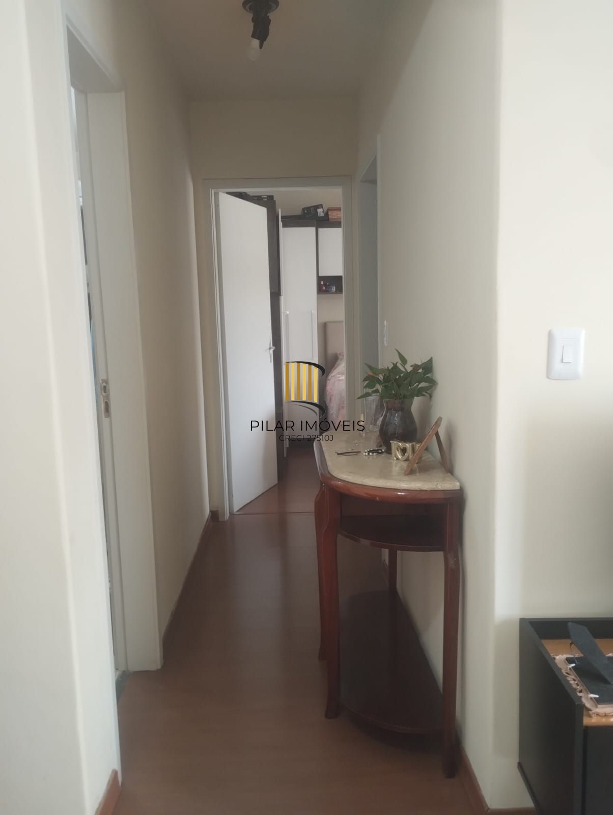 Apartamento 02 dormitótios na Av. Cavalhada com elevador e salão de festas.