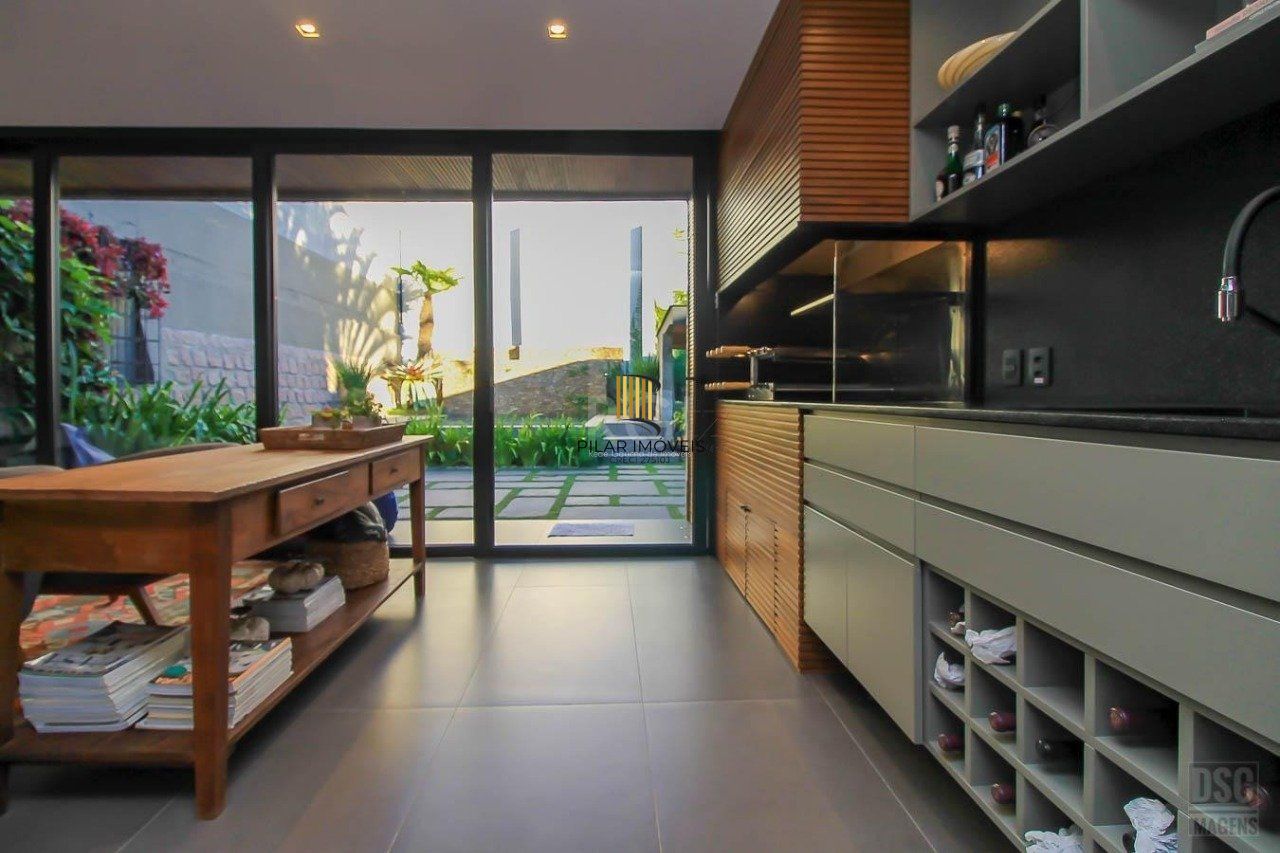 Casa para Venda - 238m², 3 dormitórios, sendo 3 suites, 6 vagas - Três Figueiras