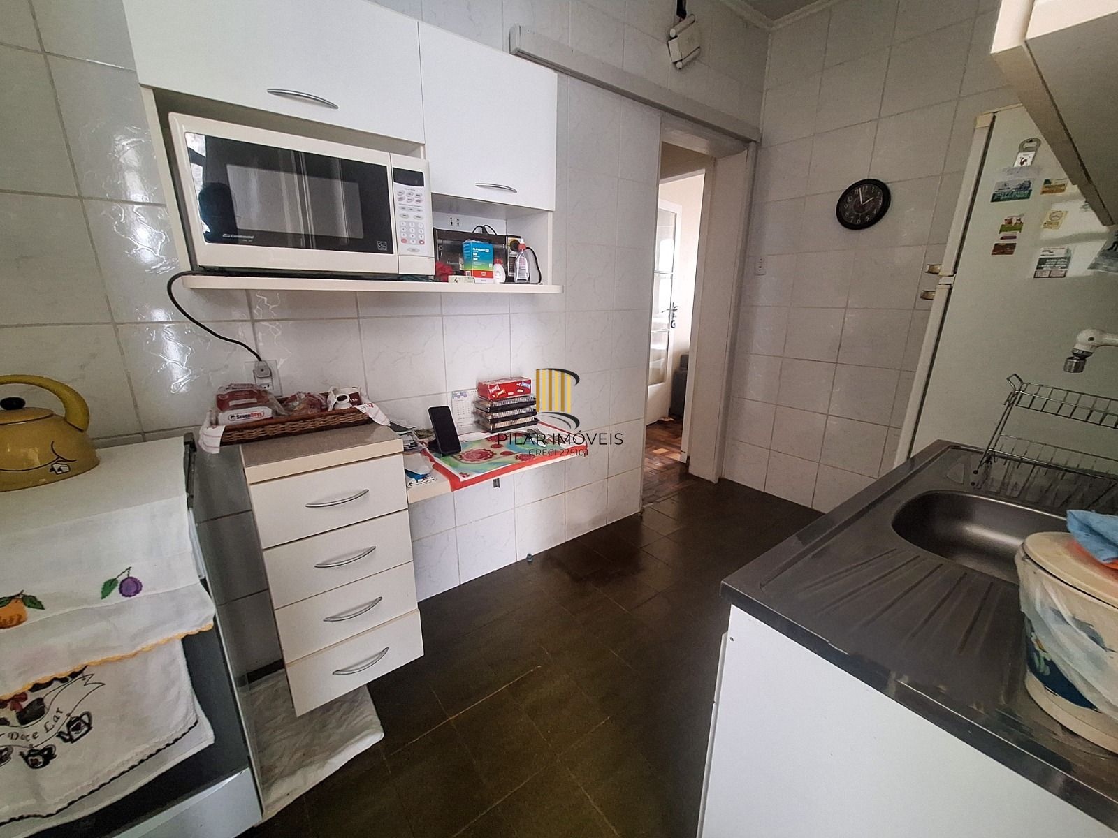 Apartamento térreo com 2 dormitórios e amplo pátio no bairro Floresta