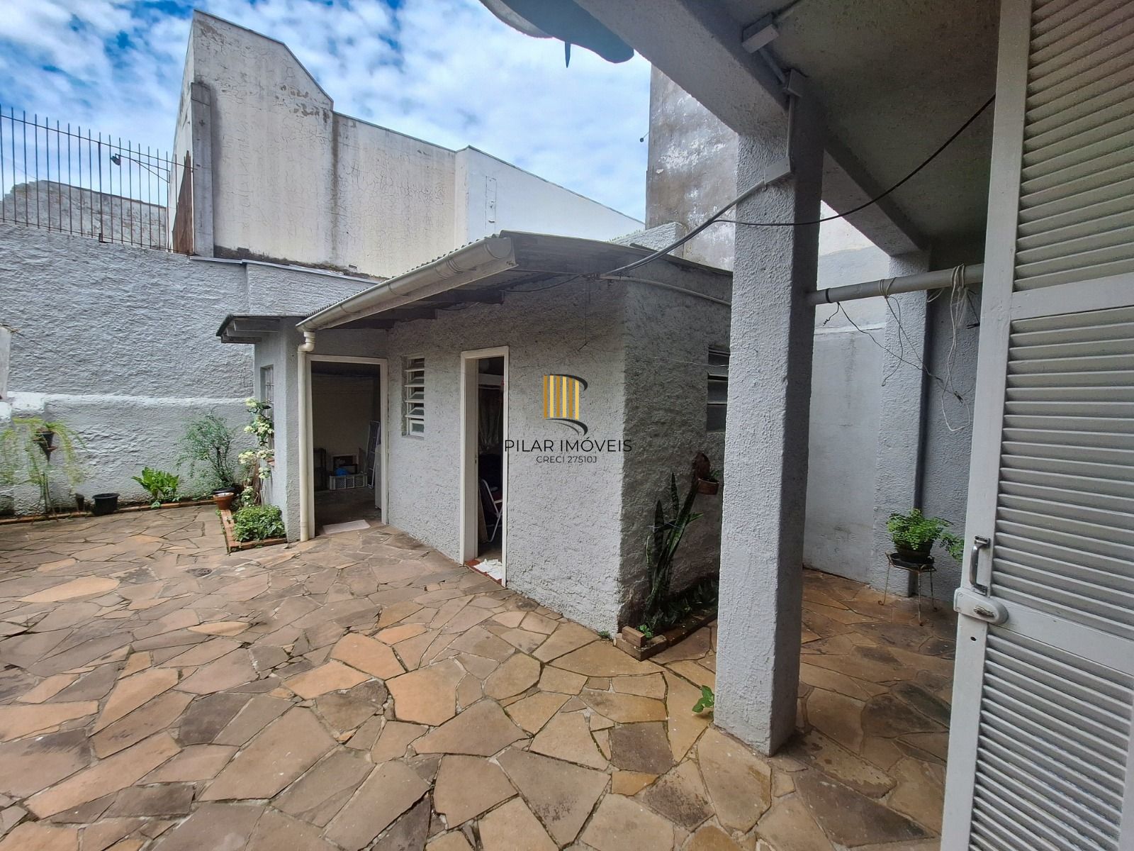 Apartamento térreo com 2 dormitórios e amplo pátio no bairro Floresta