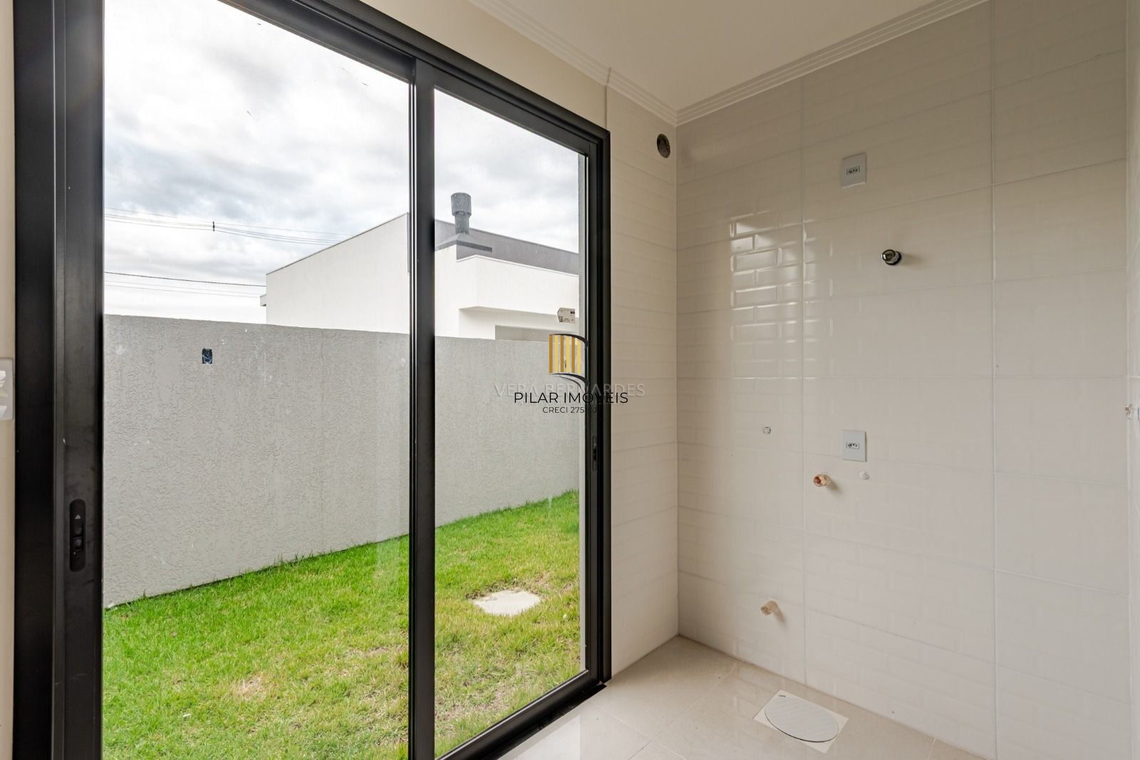 Casa nova em condomínio, infraestrutura completa próxima a comércios na zona sul