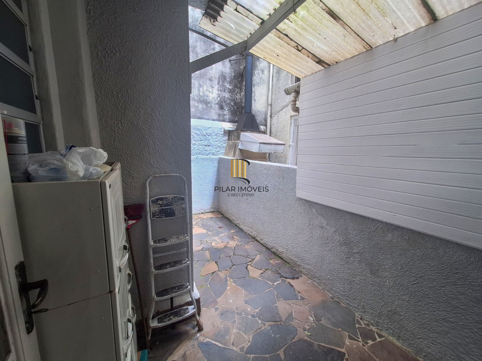 Apartamento térreo com 2 dormitórios e amplo pátio no bairro Floresta