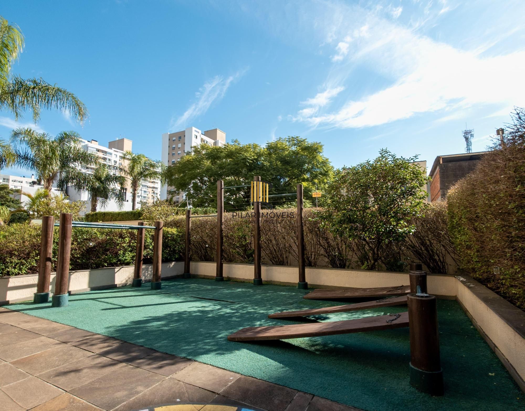 Apartamento com amplo living, duas vagas próximo ao Iguatemi