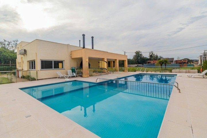 Casa térrea com 3 dormitórios ensolarada com pátio e churrasqueira em condomínio fechado no bairro Hípica