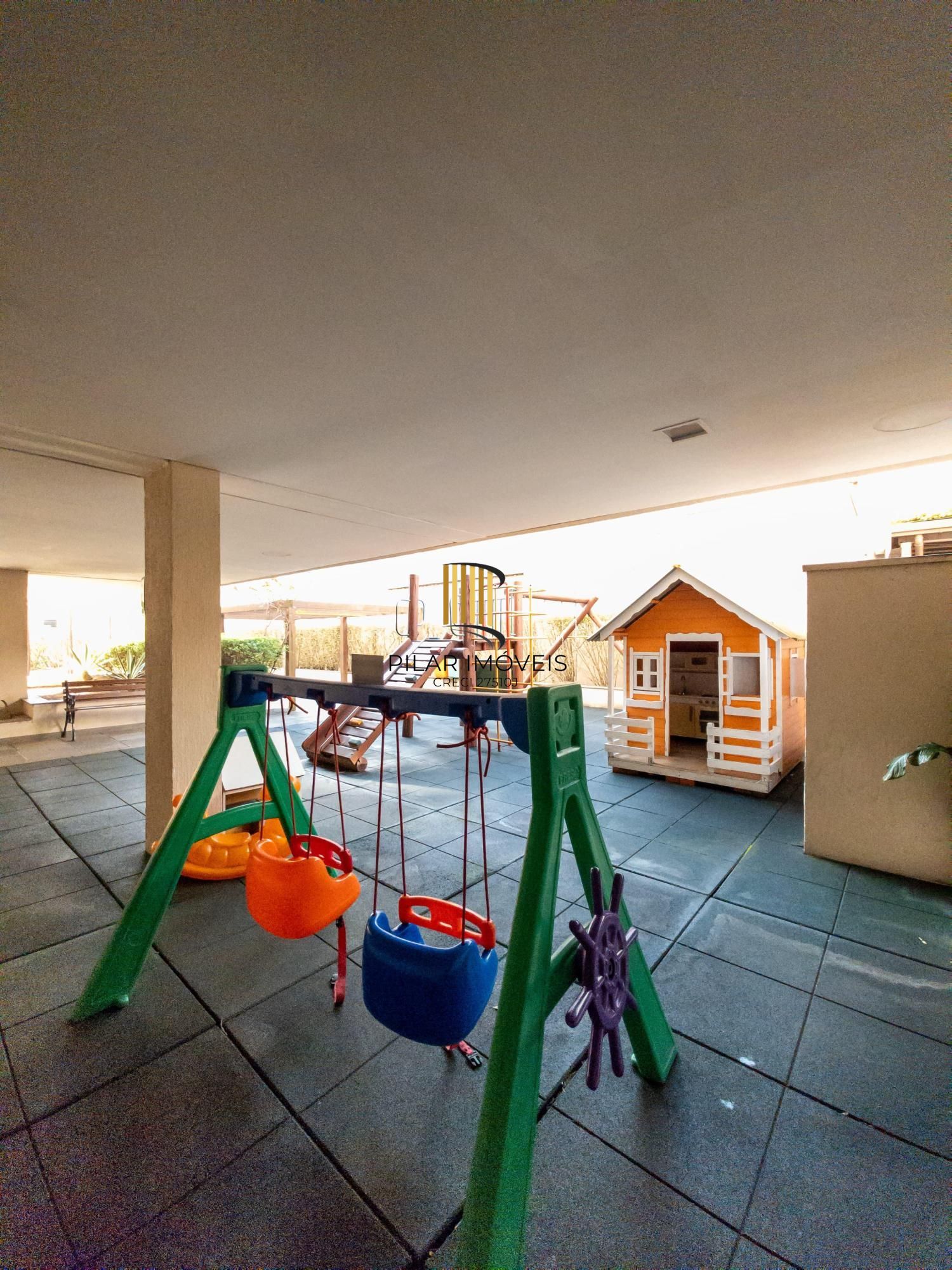 Apartamento com amplo living, duas vagas próximo ao Iguatemi