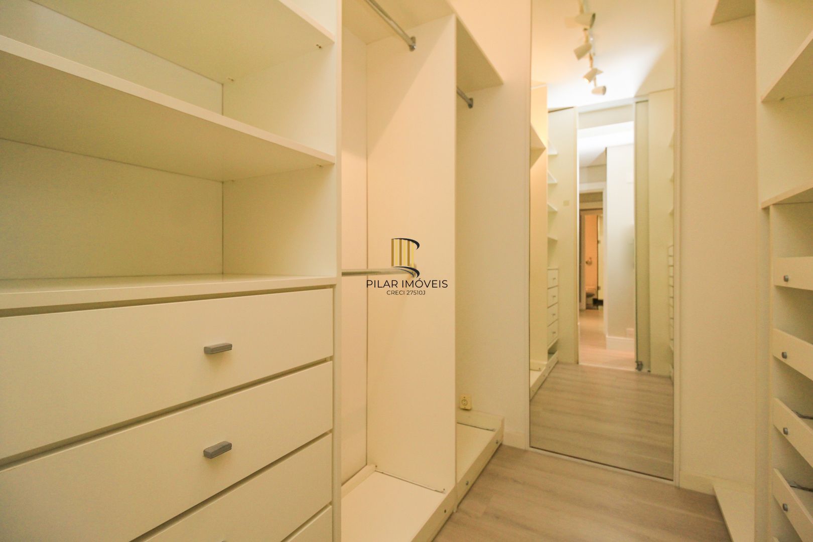 Apartamento alto padrão , 3 suítes, 3 vagas garagem, depósito, bairro Cristal