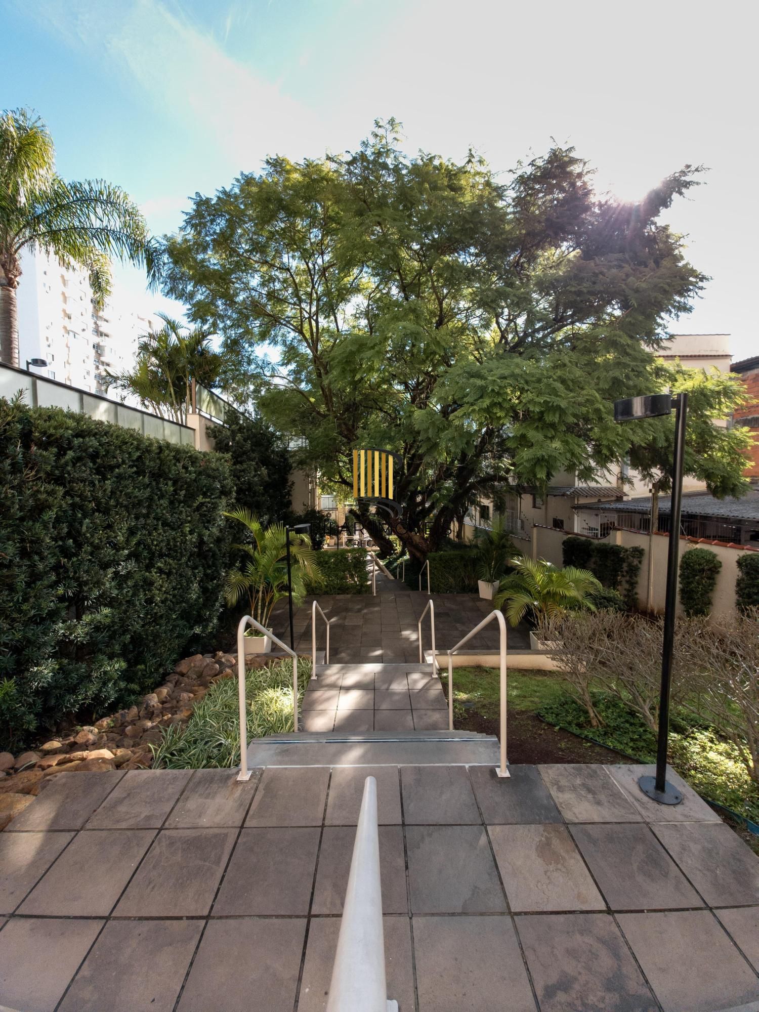 Apartamento com amplo living, duas vagas próximo ao Iguatemi