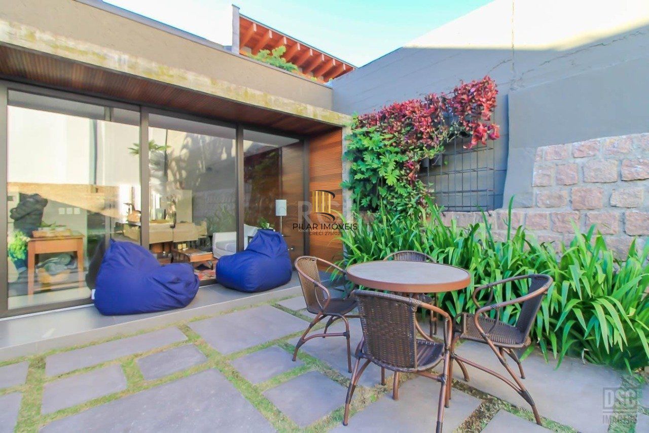 Casa para Venda - 238m², 3 dormitórios, sendo 3 suites, 6 vagas - Três Figueiras