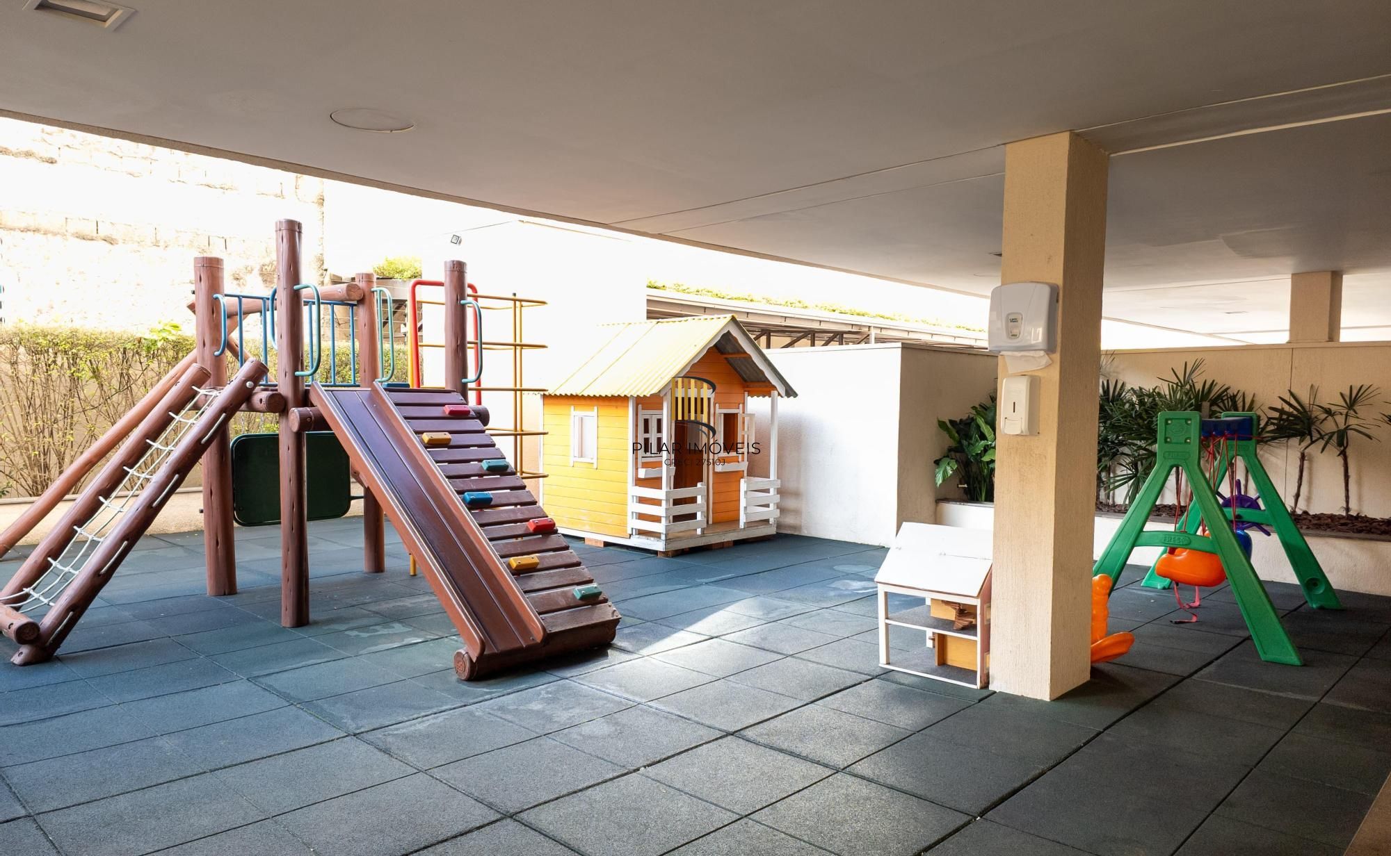 Apartamento com amplo living, duas vagas próximo ao Iguatemi