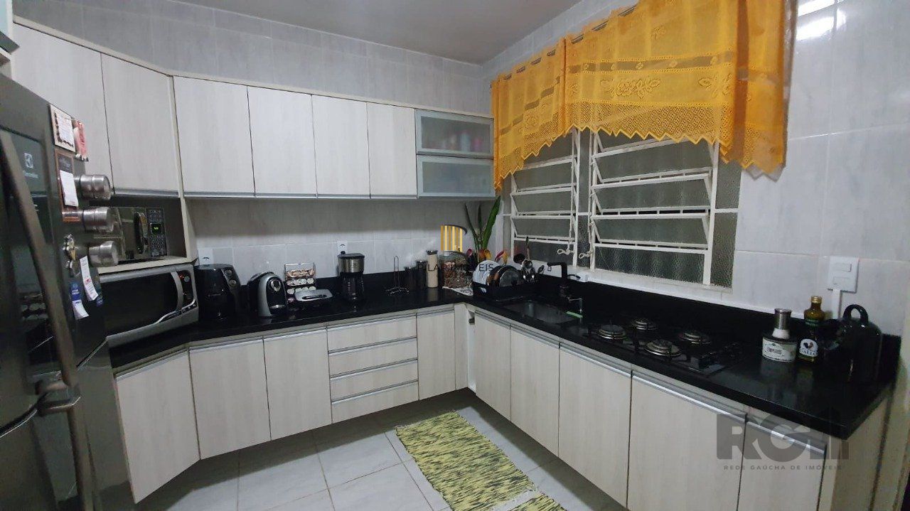 Casa 3 dormitórios no bairro Guarujá