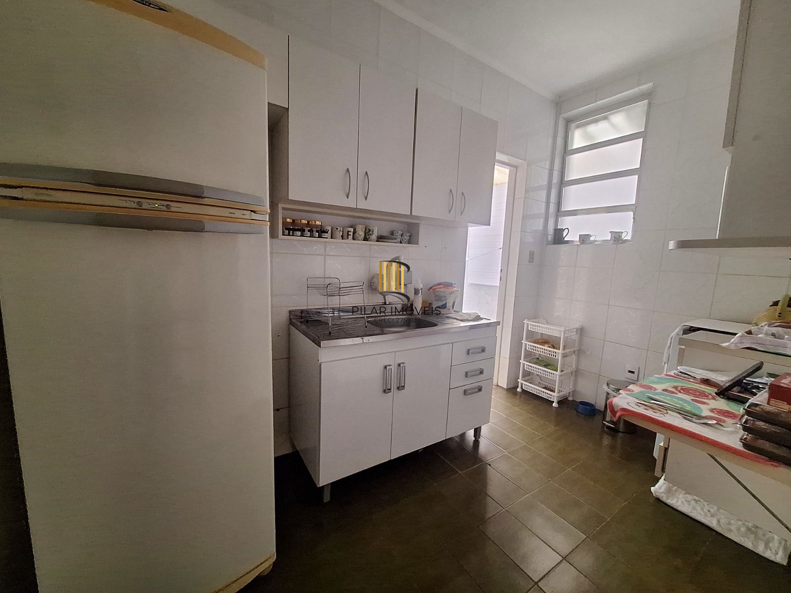 Apartamento térreo com 2 dormitórios e amplo pátio no bairro Floresta