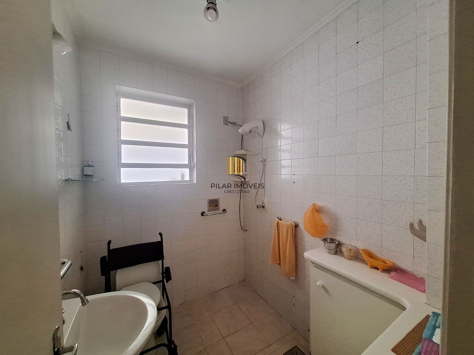 Apartamento térreo com 2 dormitórios e amplo pátio no bairro Floresta