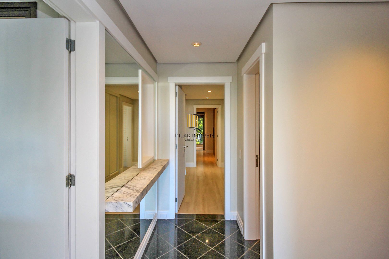 Apartamento alto padrão , 3 suítes, 3 vagas garagem, depósito, bairro Cristal